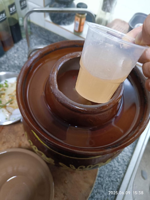 凉粉的精髓就在于这杯老坛酸水！